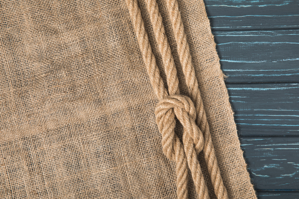 pohled shora hnědý námořní lana s uzlem na pytloviny  - Fotografie, Obrázek