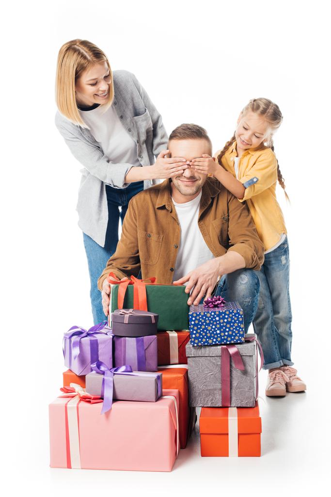 γυναίκα και παιδί που καλύπτουν τα μάτια τους πατέρες για να κάνει έκπληξη που απομονώνονται σε λευκό - Φωτογραφία, εικόνα