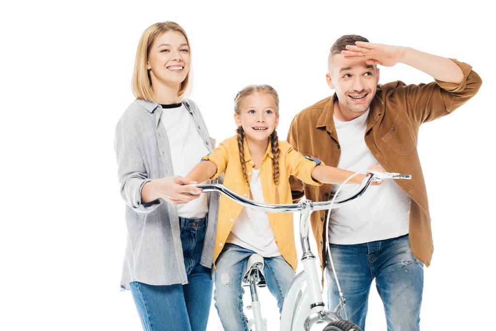 πορτρέτο του χαμογελώντας γονείς και μικρή κόρη του ποδηλάτου που απομονώνονται σε λευκό - Φωτογραφία, εικόνα