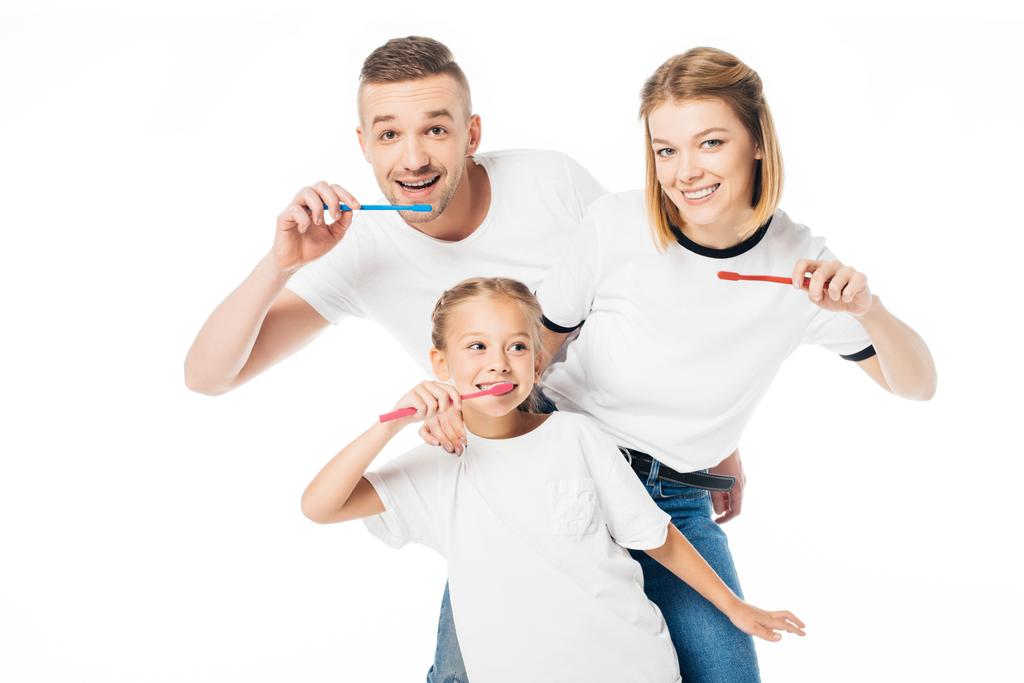 портрет семьи в похожей одежде, чистящие зубы изолированы на белом
 - Фото, изображение