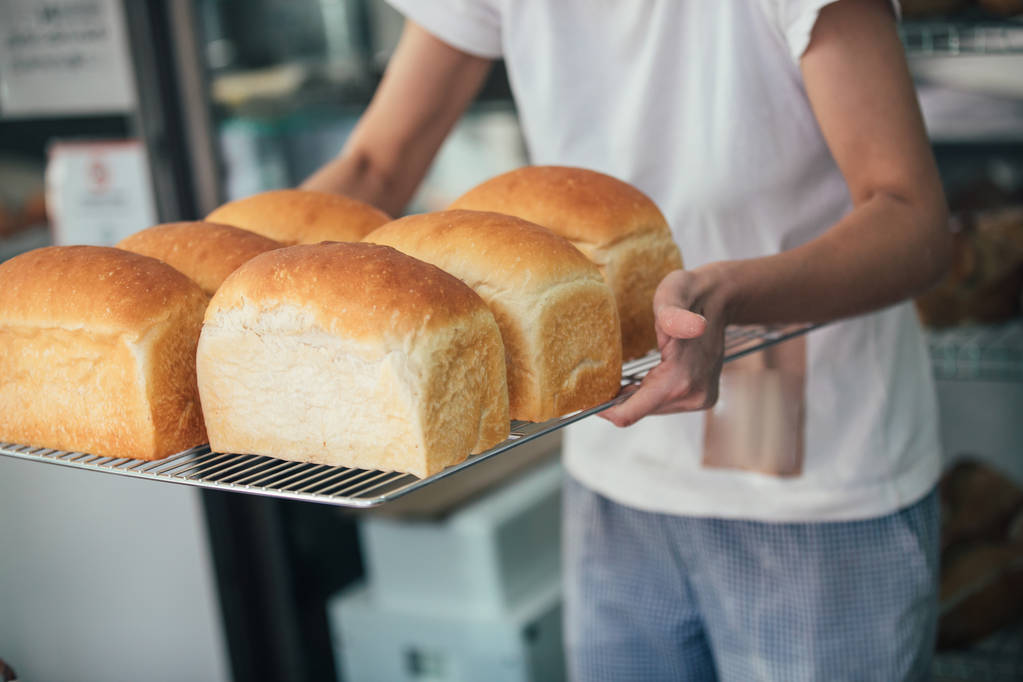 Vers gebakken wit brood nog steeds in de broodpan - Foto, afbeelding