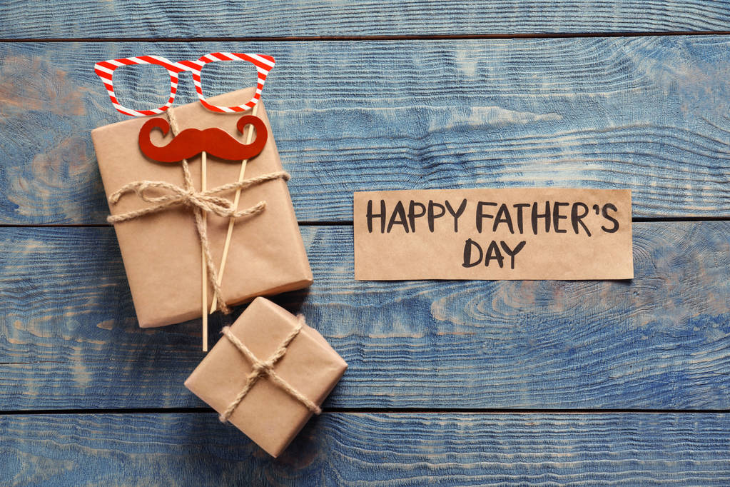 Ajándék dobozok és a kártya-val szó Boldog Apák napja, a fából készült háttér, felülnézet - Fotó, kép