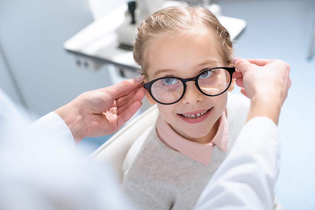 Augenarzt und Kleinkind in Brille in Augenklinik - Foto, Bild