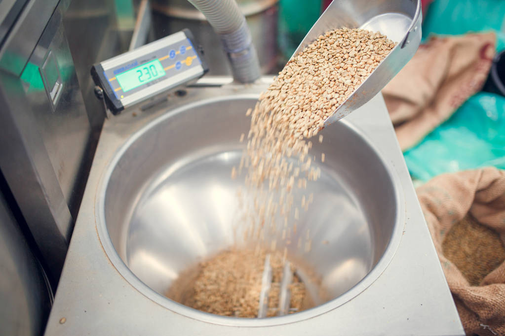 Foto de colher com grãos de café, escalas industriais
 - Foto, Imagem