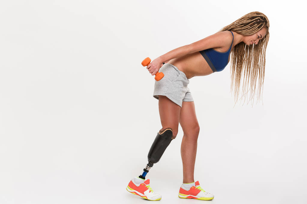 Muhteşem güçlü genç spor kadın yapmak egzersizleri devre dışı - Fotoğraf, Görsel