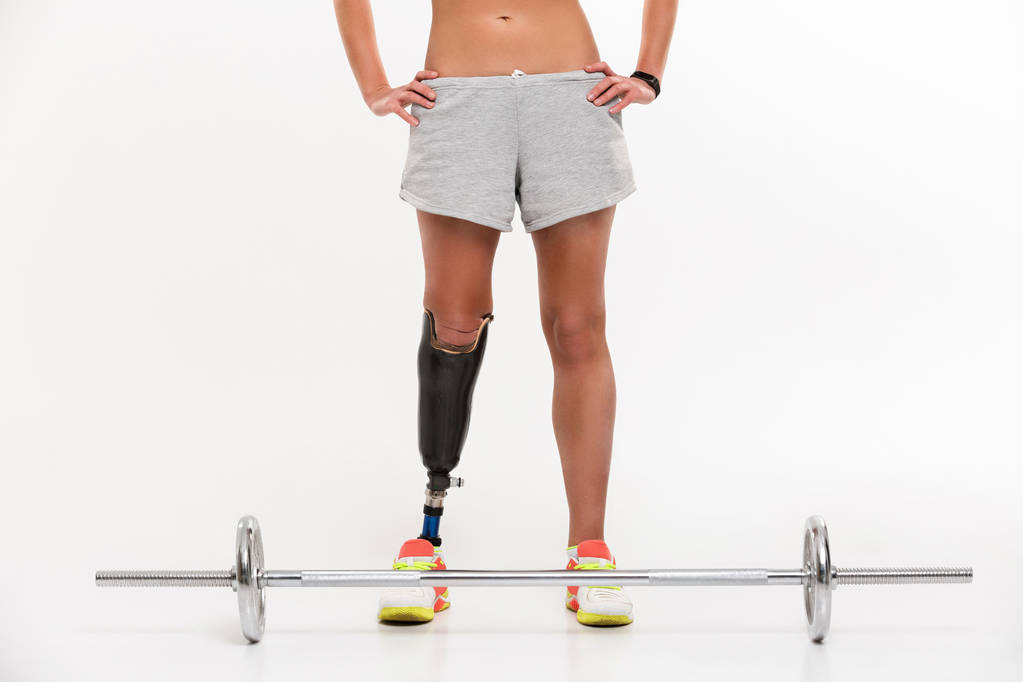 Vammaiset urheilu nainen proteesi tehdä liikuntaa barbell
 - Valokuva, kuva