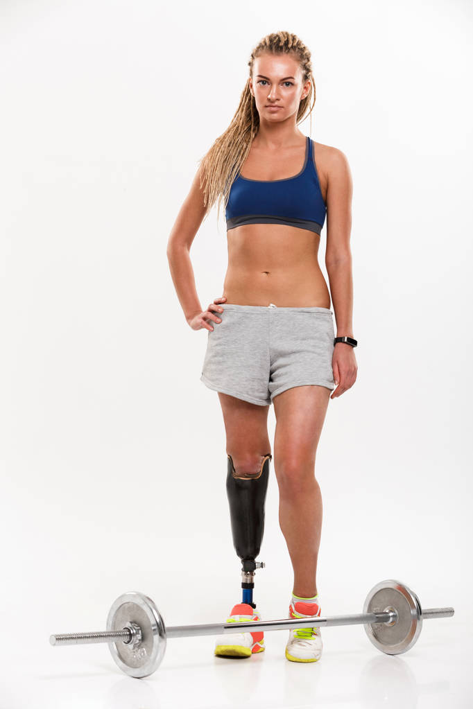 Retrato de comprimento total de uma jovem esportista com deficiência
 - Foto, Imagem