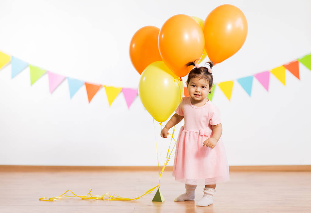 щаслива дівчинка з повітряними кулями на день народження
 - Фото, зображення