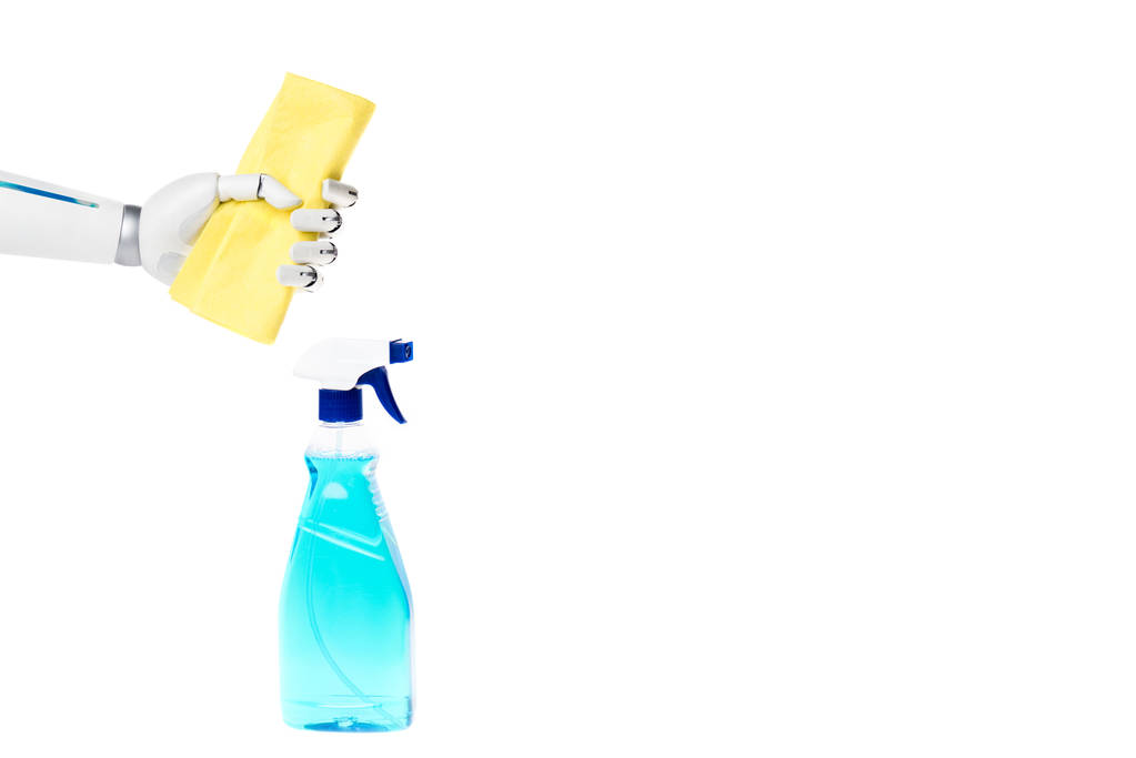 ρομπότ χέρι που κρατά το πανί πάνω από το μπουκάλι σπρέι για τον καθαρισμό απομονωθεί σε λευκό - Φωτογραφία, εικόνα