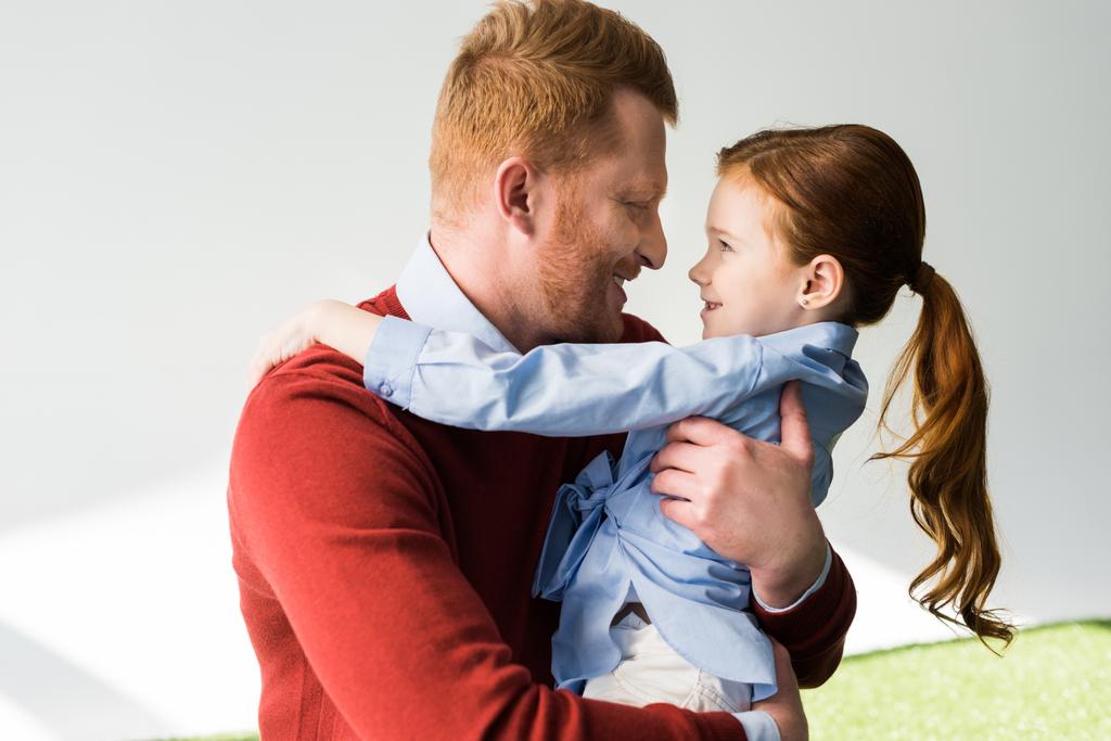 幸せな赤毛父と娘を抱き締めるとグレーでお互いに笑みを浮かべて - 写真・画像
