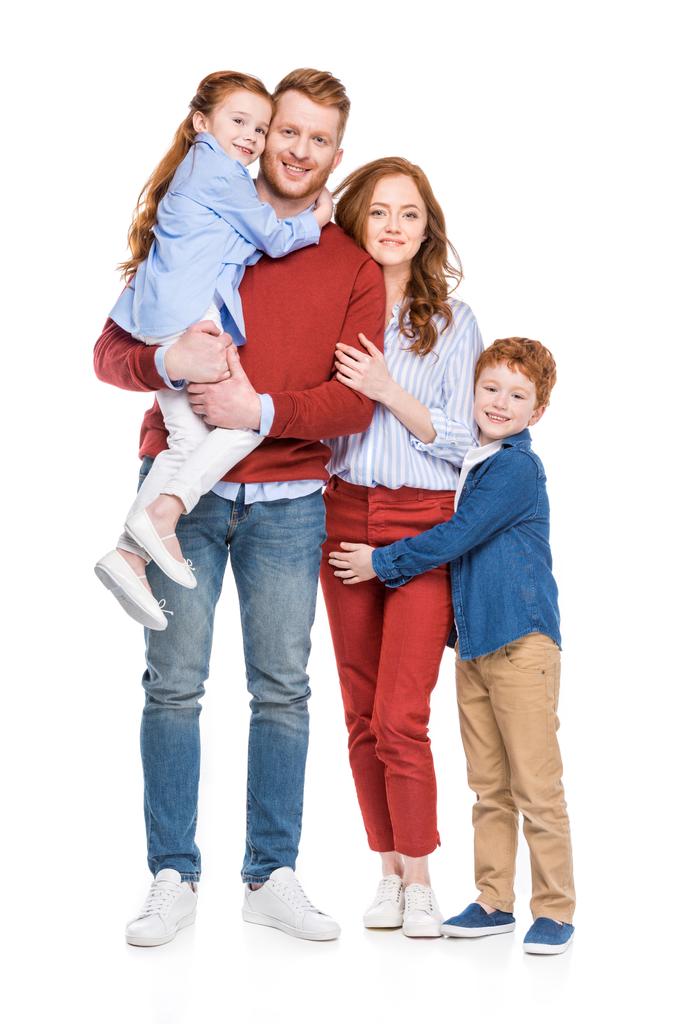 krásná šťastná rodina s dvěma dětmi se usmívá na fotoaparát izolované na bílém - Fotografie, Obrázek