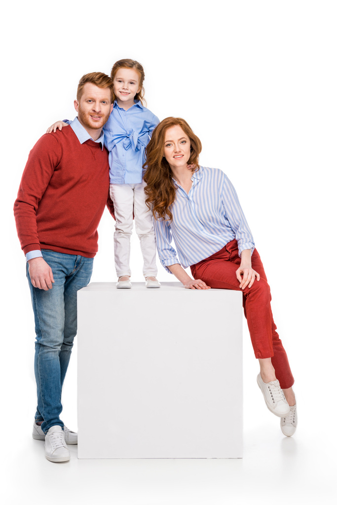 bela família ruiva feliz com uma criança sorrindo para a câmera isolada no branco
 - Foto, Imagem
