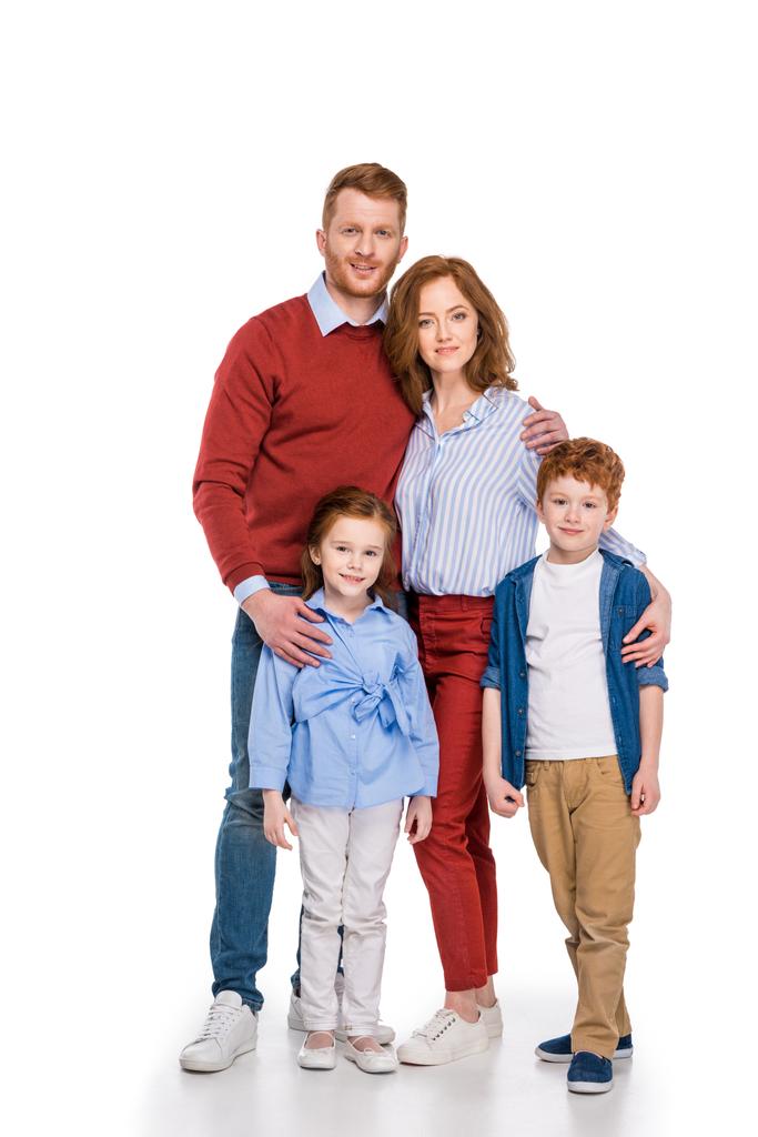 szczęśliwy rude rodziny z dwójką dzieci stojąc razem i uśmiecha się do kamery na białym tle  - Zdjęcie, obraz