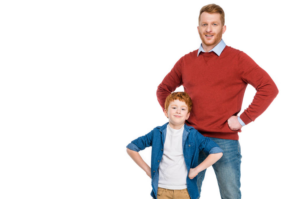 щасливий батько і син стоять з руками на талії і посміхаються на камеру ізольовані на білому
 - Фото, зображення