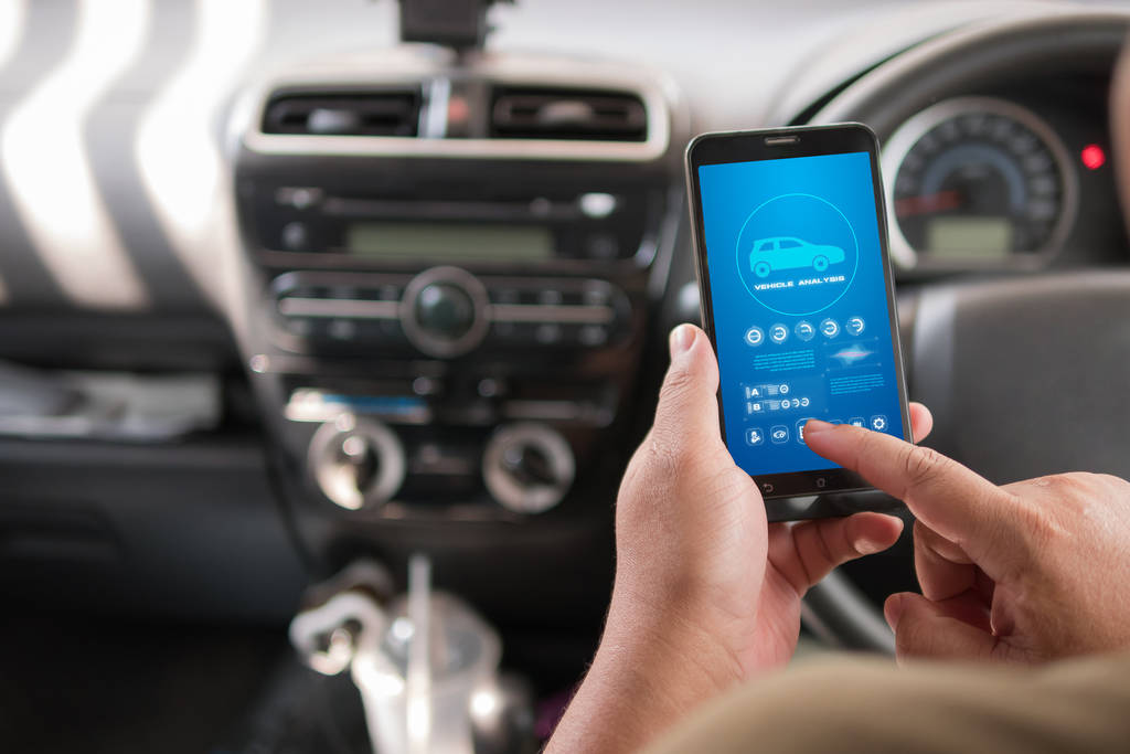 Kädet mies käyttää mobiili älypuhelin ajoneuvon analyysi appiicati
 - Valokuva, kuva