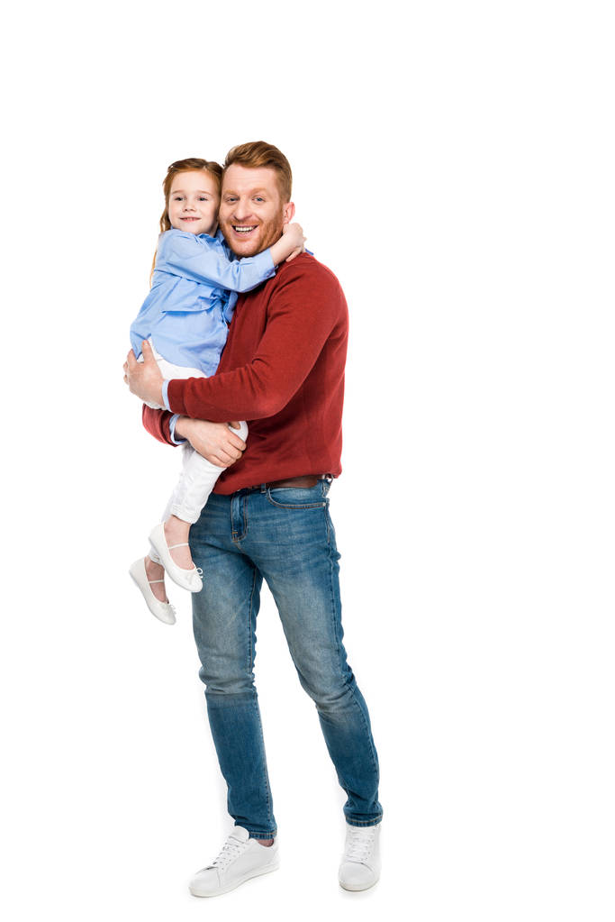 ευτυχισμένος πατέρας και η κόρη αγκαλιάζονται και χαμογελαστός στην κάμερα που απομονώνονται σε λευκό - Φωτογραφία, εικόνα