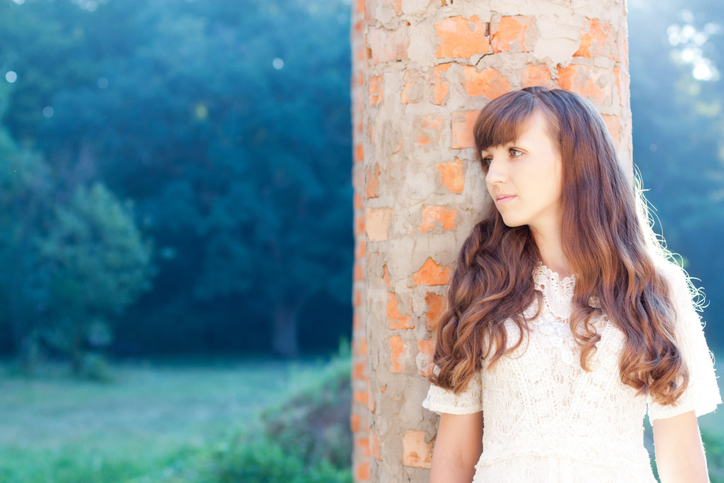 Portrait de fille près d'une colonne de briques
 - Photo, image