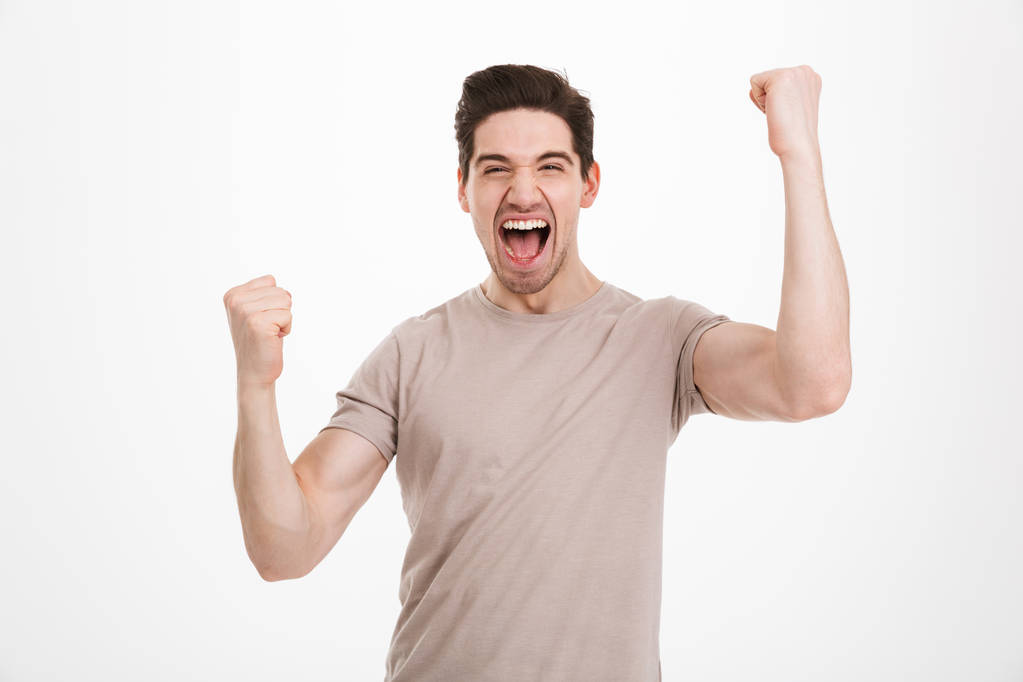 Foto eines glücklichen Mannes in lässigem T-Shirt, der schreit und - Foto, Bild