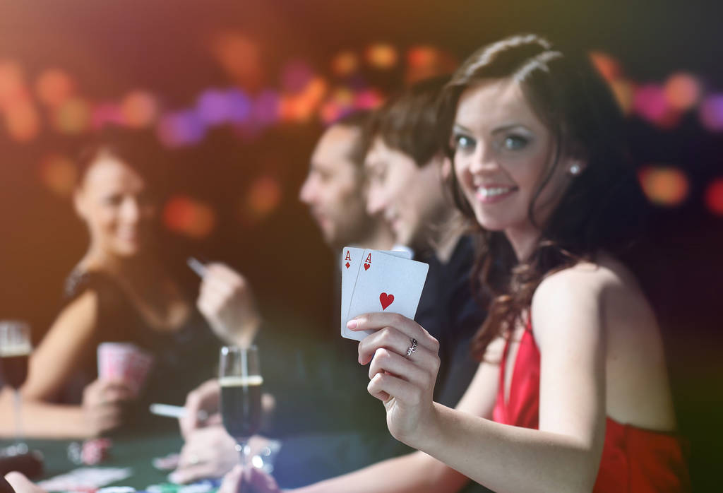 ギャンブルの家でポーカーをプレイ若い人たちのグループ - 写真・画像