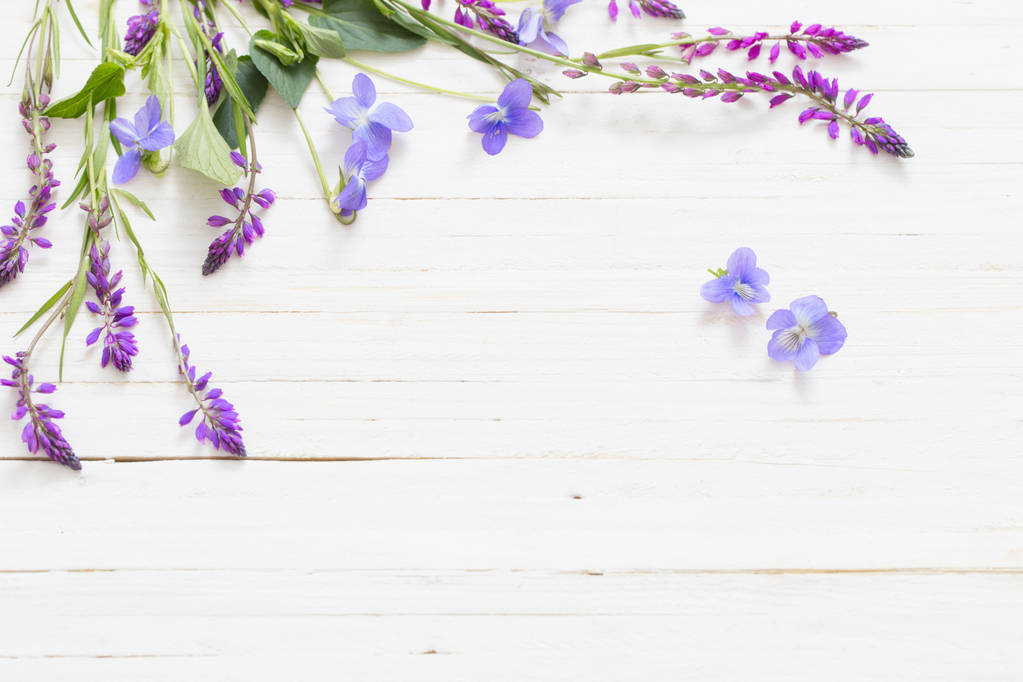 flores violetas sobre fondo blanco de madera
 - Foto, imagen