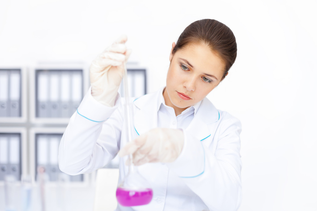 化学物質を扱う若い化学女性研究者 - 写真・画像
