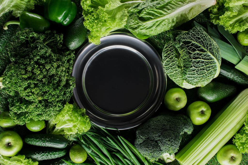 vista dall'alto del piatto nero tra verdure verdi, concetto di alimentazione sana
 - Foto, immagini