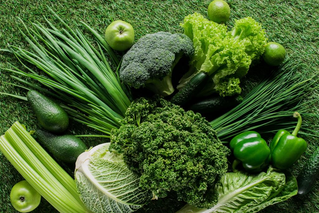 felülnézete nyers zöldségek zöld a fű, egészséges táplálkozási koncepció - Fotó, kép