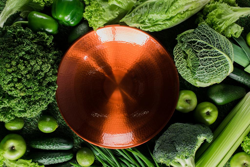 緑の野菜、健康的な食事の概念に赤い板の上から見る - 写真・画像