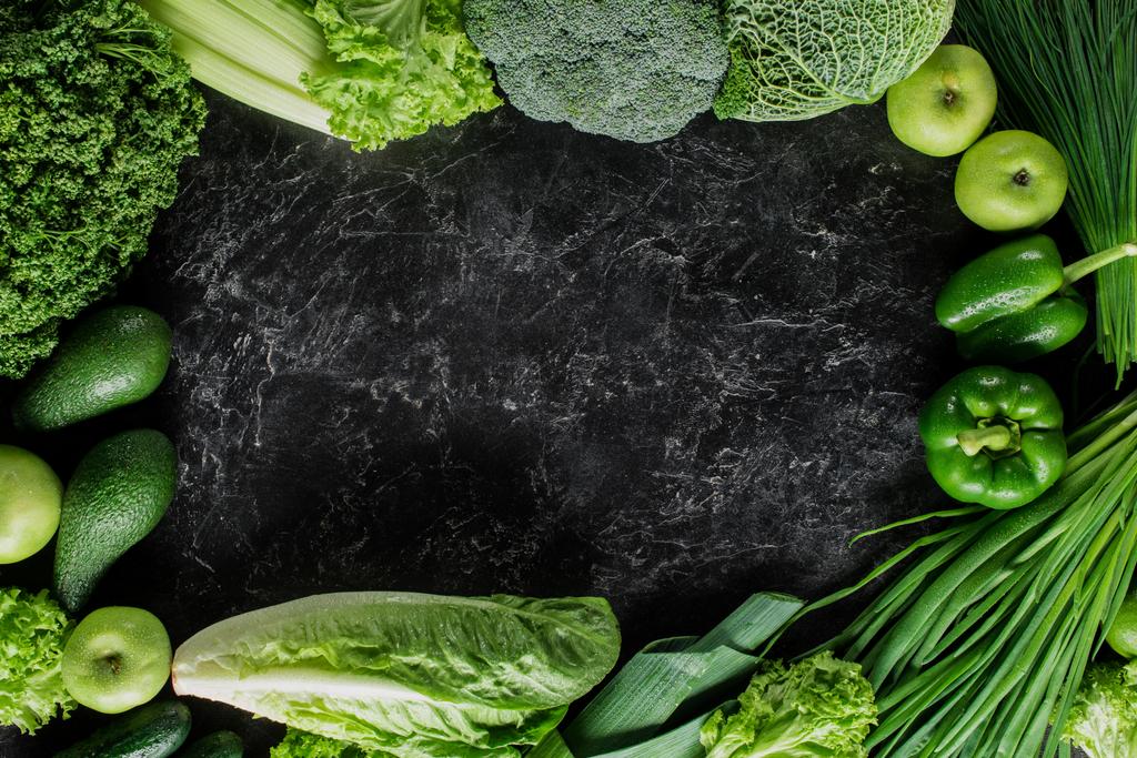 pohled ze zelené zeleniny na konkrétní stolní, zdravé stravovací koncept - Fotografie, Obrázek