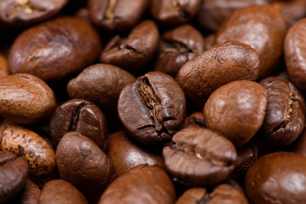 コーヒー豆の焙煎を背景の完全なフレーム - 写真・画像