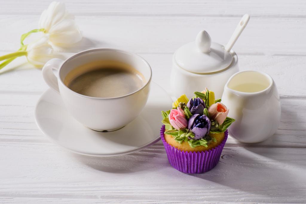 zár megjelöl kilátás tulipán, kávé, édes muffin és jag krémet a fehér fa asztali - Fotó, kép