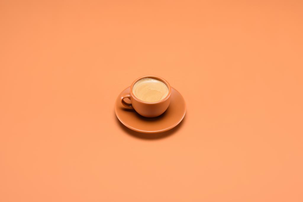 zbliżenie filiżankę kawy na talerzyk na białym tle na brzoskwinia - Zdjęcie, obraz