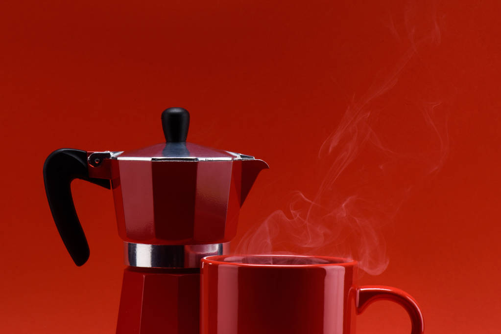 vista de perto da xícara vermelha de café e cafeteira isolada no vermelho
 - Foto, Imagem