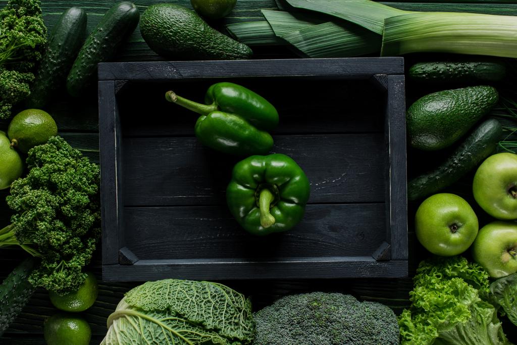 pohled shora zelené papriky v dřevěné krabičce mezi zeleninu, zdravé stravovací koncept - Fotografie, Obrázek