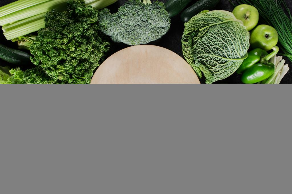 κάτοψη του ξύλινου σκάφους μεταξύ πράσινα λαχανικά, υγιεινό φαγητό έννοια - Φωτογραφία, εικόνα
