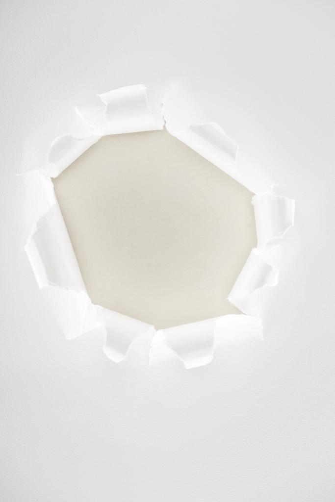 Белая рваная бумага с копировальным местом в центре
 - Фото, изображение