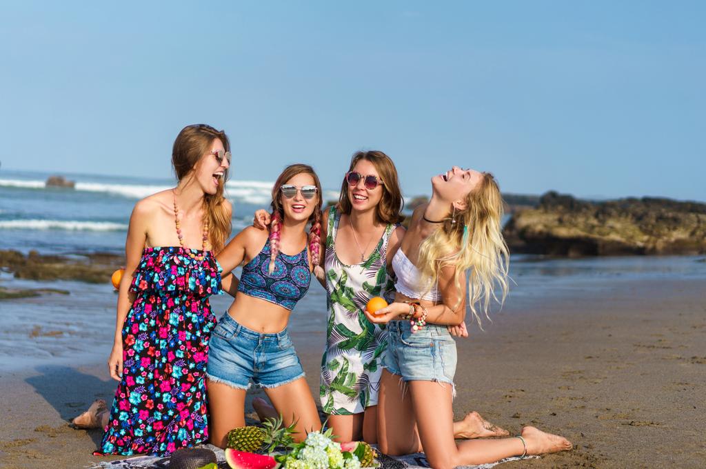 grupo de hermosas mujeres jóvenes con varias frutas pasar tiempo en la playa
 - Foto, imagen