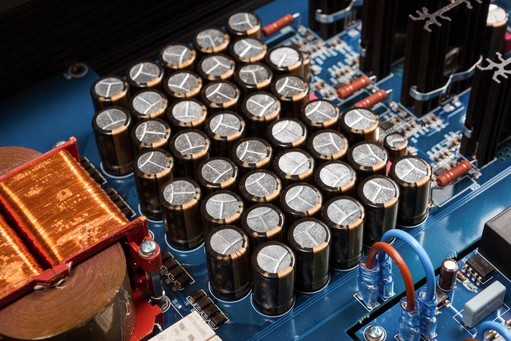 Standard-Motherboard mit Elektrolytkondensatoren und Elementen - Foto, Bild