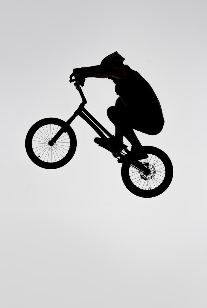 Silhouette von Trial-Radler springt auf Fahrrad auf weiß - Foto, Bild