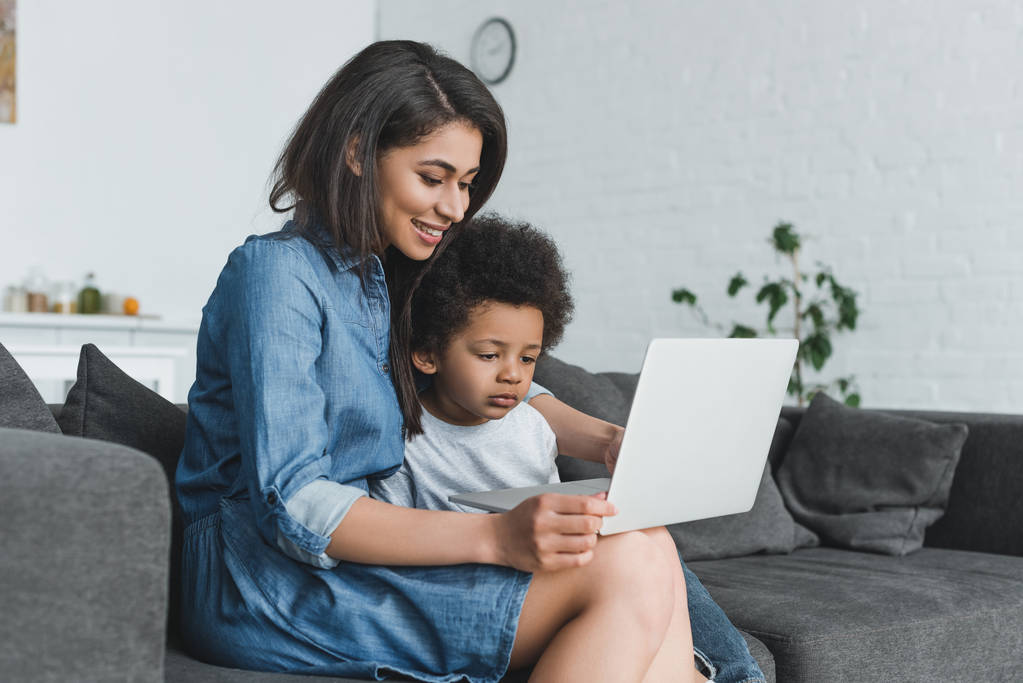 afro-americano mãe e filho usando laptop juntos em casa
 - Foto, Imagem