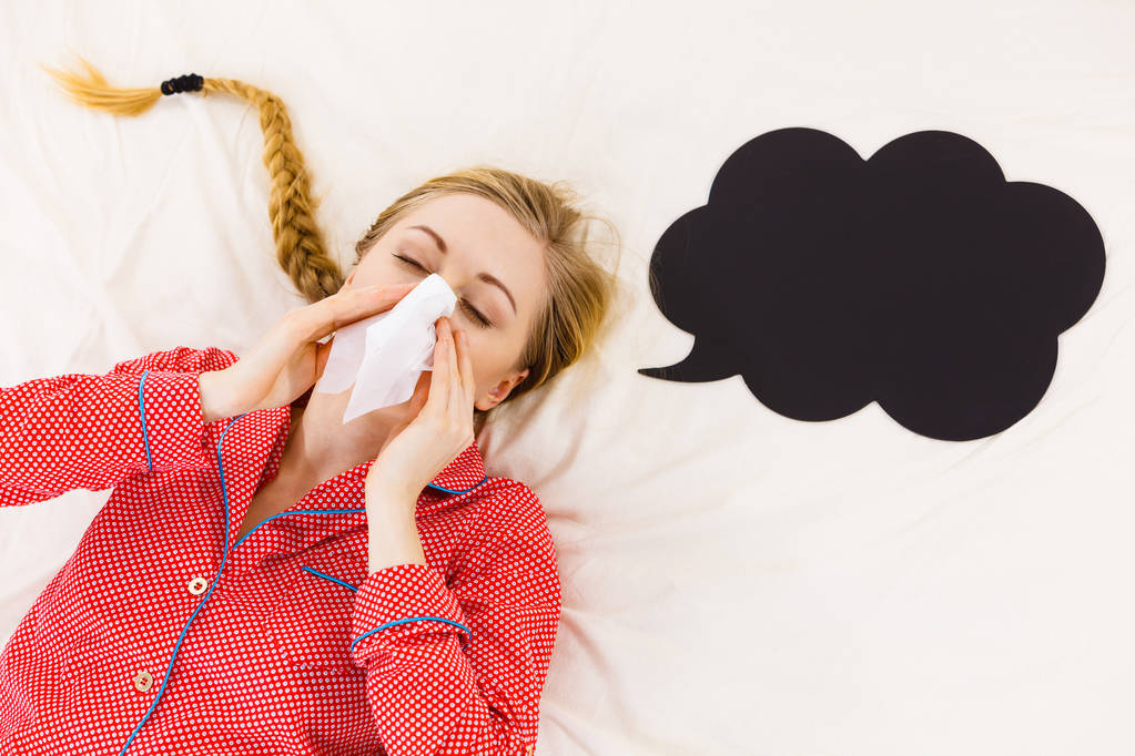 Mujer enferma teniendo gripe acostada en la cama
 - Foto, imagen