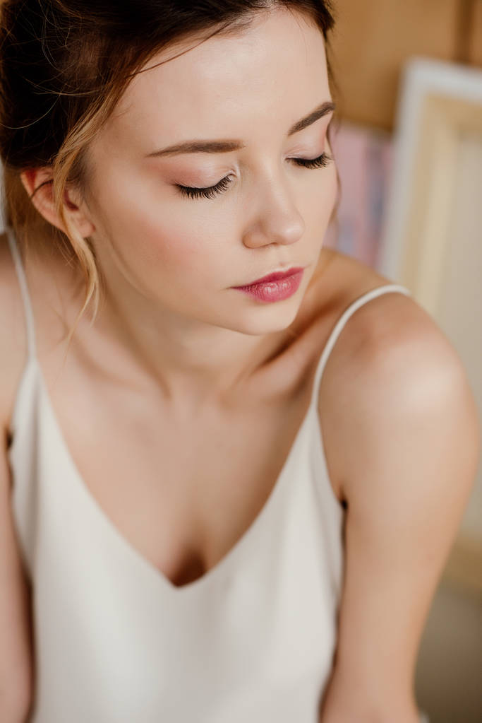 Close-up portret van mooie tedere jongedame met gesloten ogen - Foto, afbeelding