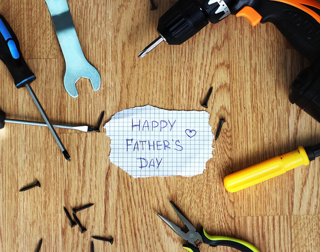 Feliz Dia dos Pais com ferramentas em um fundo de madeira rústica
. - Foto, Imagem