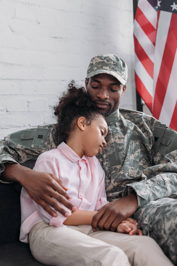 軍の兵士の父彼の眠そうな娘を見て - 写真・画像