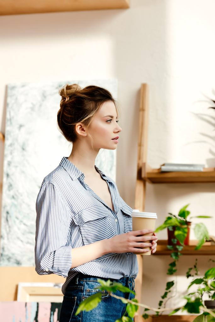 вид збоку молодої жінки з чашкою кави в руках
 - Фото, зображення