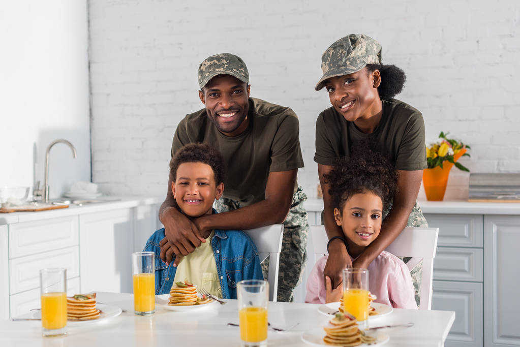 Mutlu çocuklar mutfakta yemek keyfi askerlerle ordu - Fotoğraf, Görsel