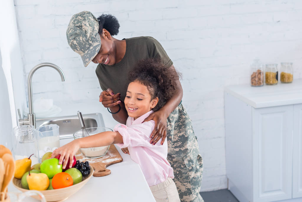 Anya katona és afro-amerikai gyermeket főzés együtt - Fotó, kép