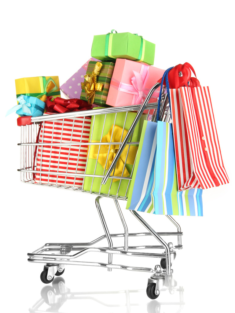 Weihnachtsgeschenke und Einkäufe im Einkaufswagen isoliert auf weiß - Foto, Bild