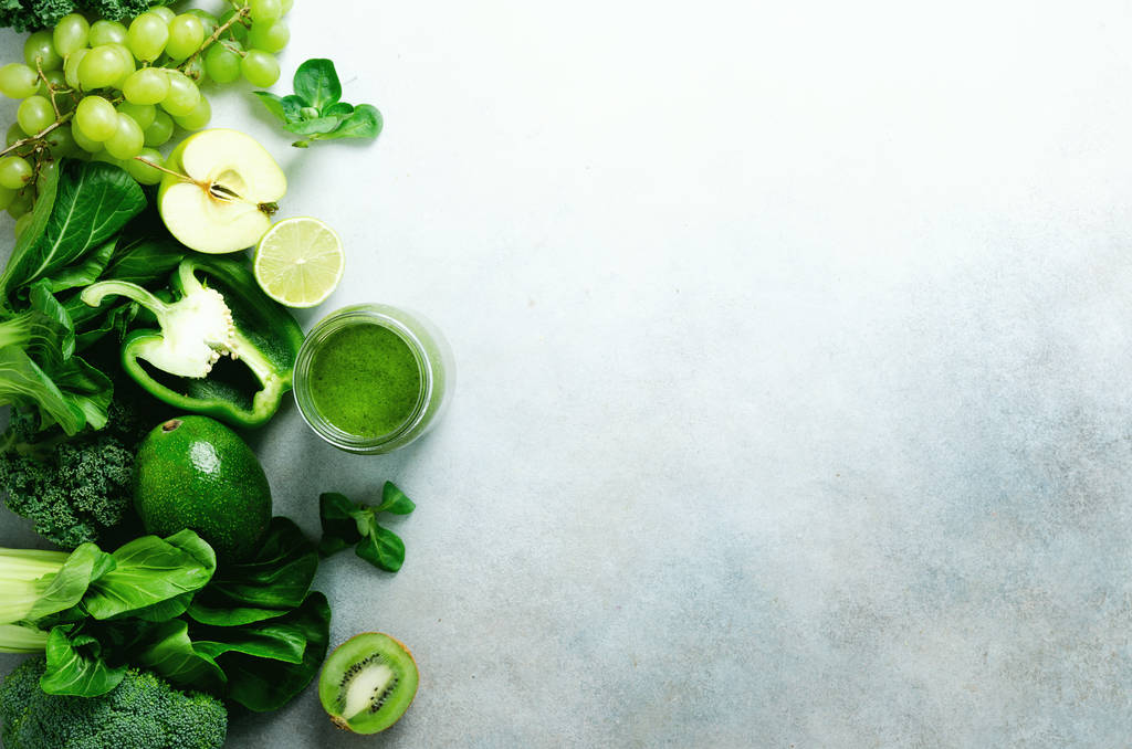 Smoothie verde em frasco de vidro com legumes verdes orgânicos frescos e frutas em fundo cinza. Dieta de primavera, vegetariano cru saudável, conceito vegan, café da manhã desintoxicação, comer limpo alcalino. Espaço de cópia
 - Foto, Imagem