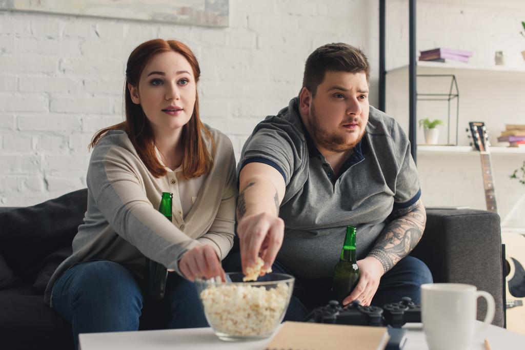 Übergewichtiges Paar nimmt Popcorn - Foto, Bild